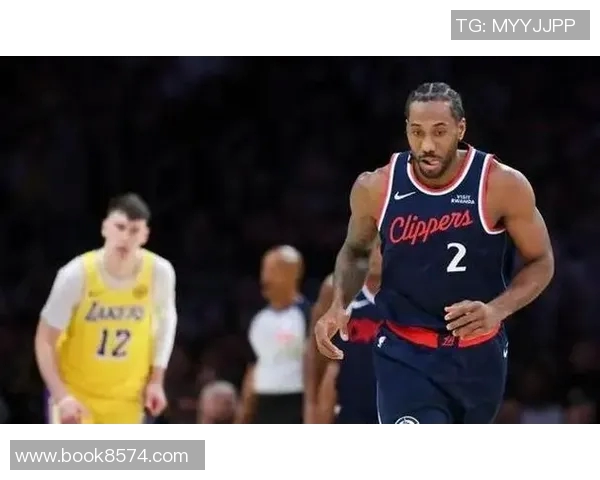 湖人队与快船队激战正酣谁将赢得洛城德比的荣耀与胜利